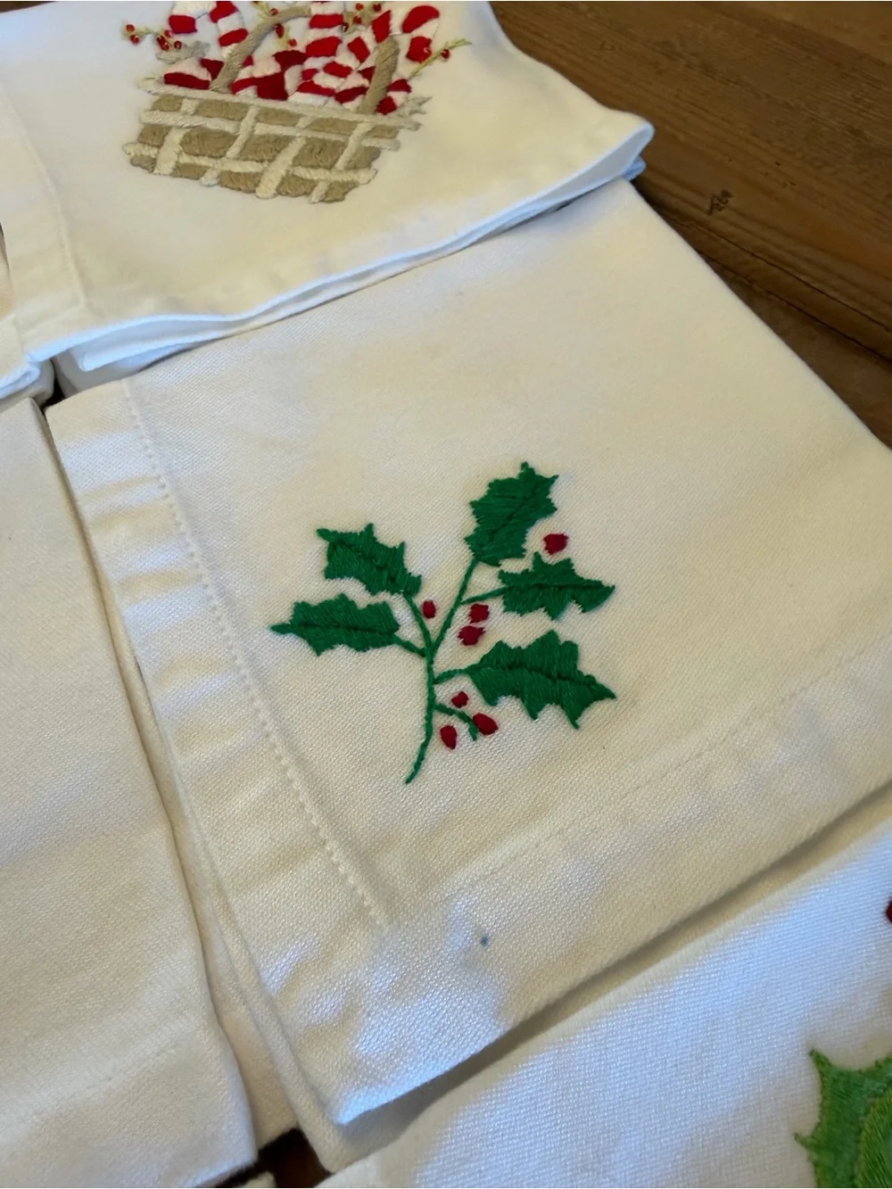 Williams-Sonoma White Embroidered Cotton Cocktail Napkins Christmas Holidays (6)